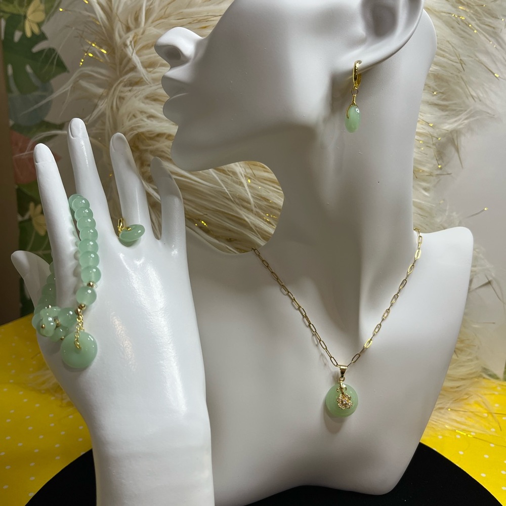 #3. A gorgeous set of lime jade gemstone hardware is non-tarnish hypoallergenic.